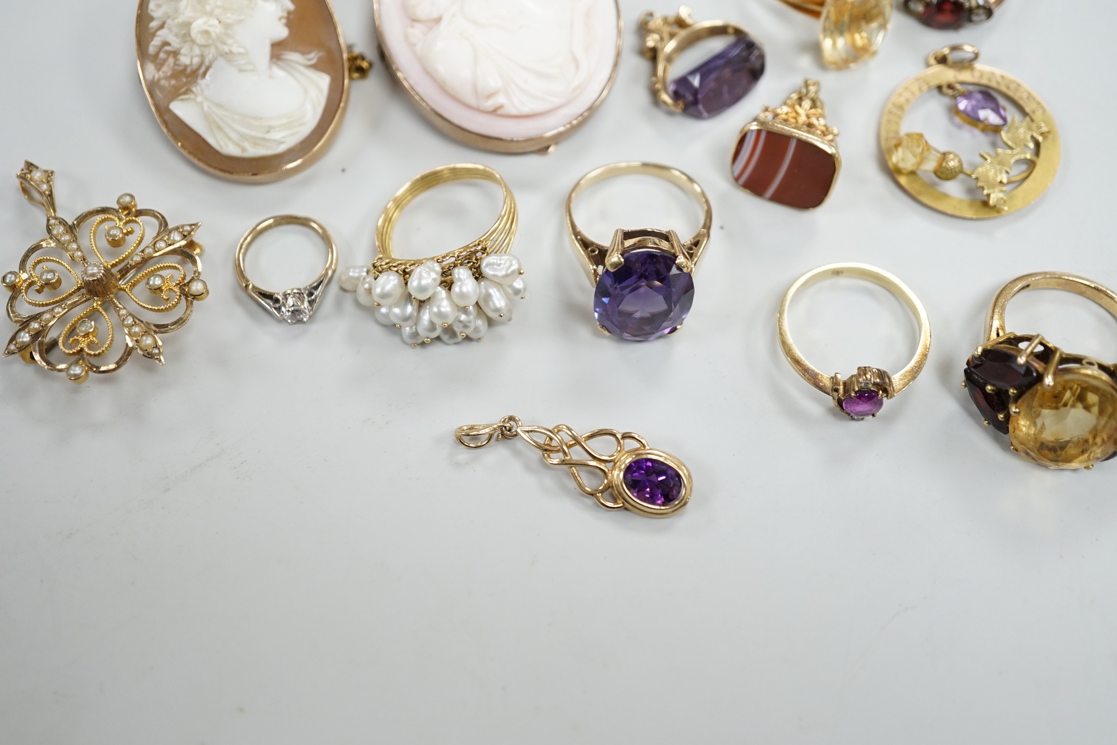 Mixed jewellery including two yellow metal mounted cameo shell brooches, one stamped 9c, two 9ct gold rings and a 585 ring, four other yellow metal and gem set rings and four pendants including two 9ct, one inscribed 'Di